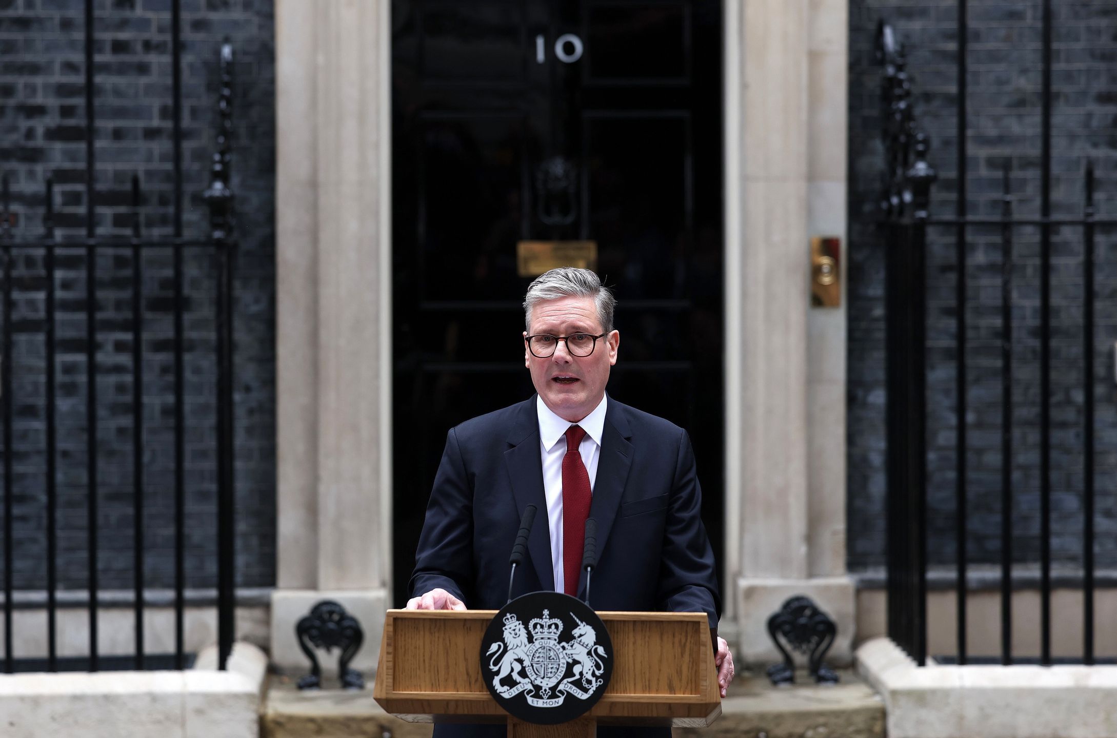 Britain's Labour leader Keir Starmer delivers his first speech as prime minister
epaselect epa11458907 Britain's new Prime Minister Keir Starmer delivers his first speech outside 10 Downing Street in London, Britain, 05 July 2024. Labour party leader Keir Starmer became the country's new prime minister on 05 July, after his party won a landslide victory in the general election.  EPA/ANDY RAIN 
Dostawca: PAP/EPA.
ANDY RAIN
epaselect