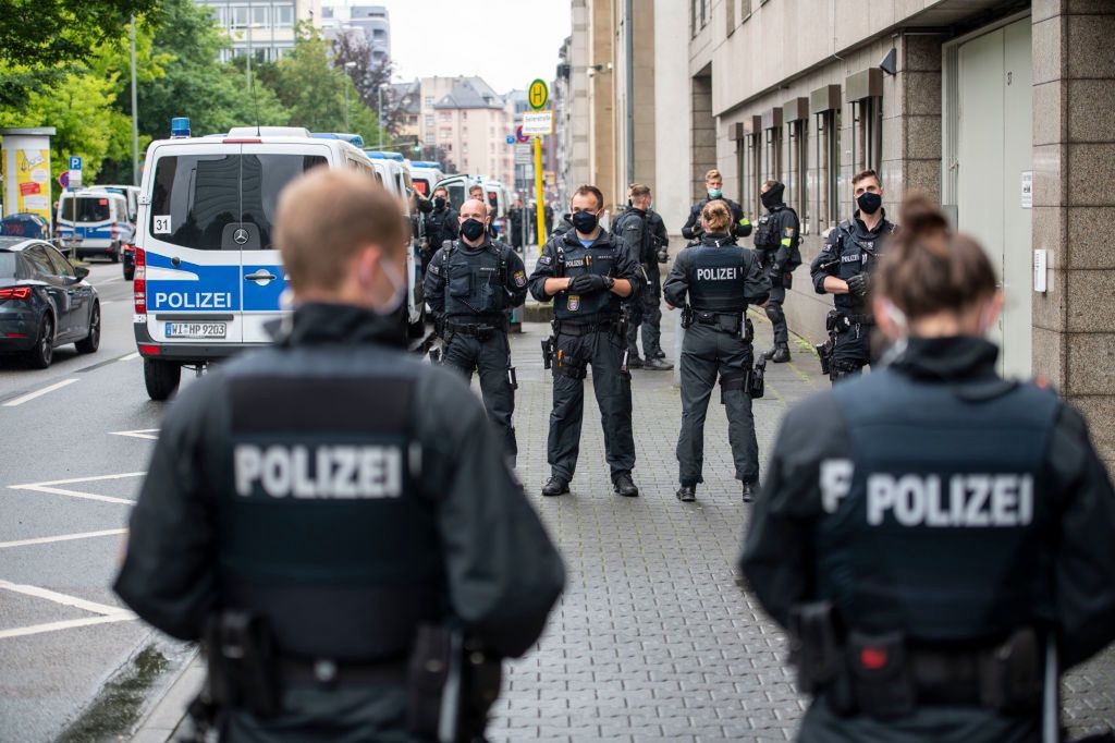 Policja przed sądem w Niemczech. Zdjęcie ilustracyjne