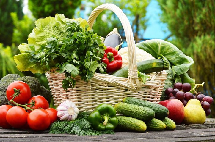 Sprzedawane zimą warzywa i owoce mogą być szkodliwe