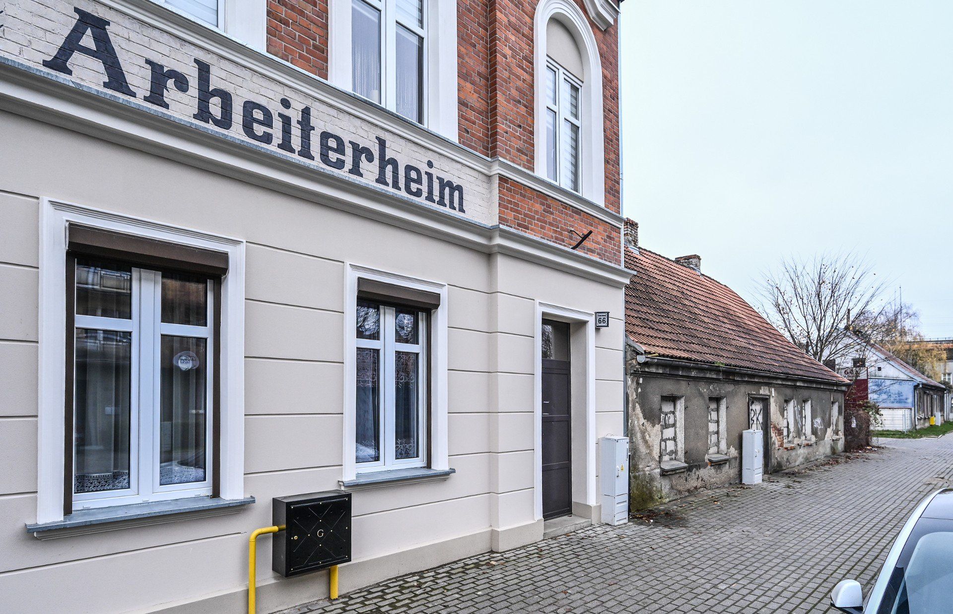 Niewielki zaniedbany budynek przy ulicy Toruńskiej, który sąsiaduje z odnowioną kamienicą, znajduje się pod zarządem bydgoskiego sądu