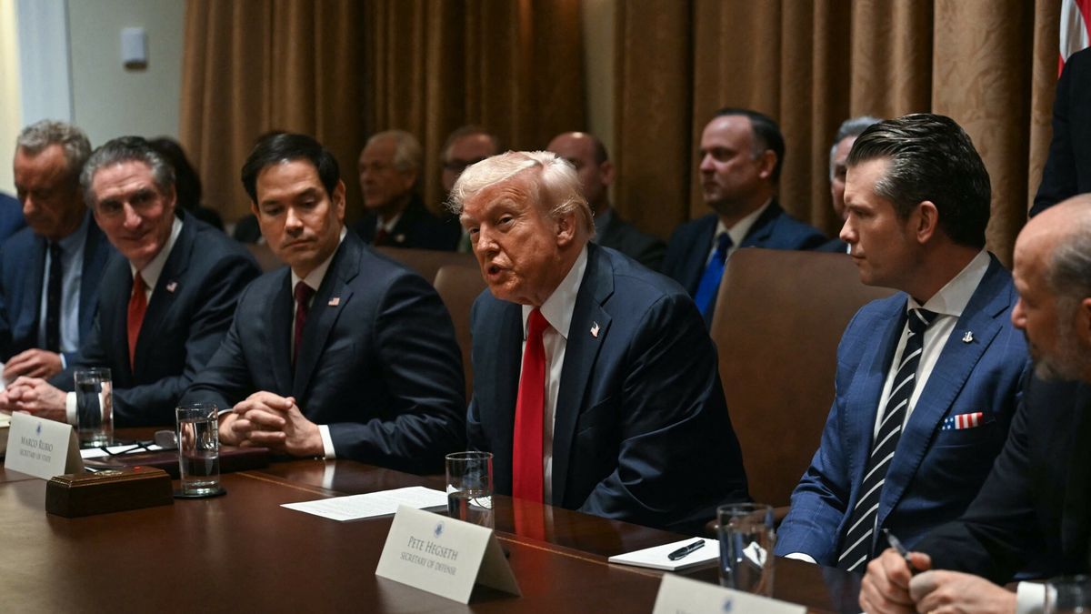 Pierwsze posiedzenie gabinetu Donalda Trumpa
US President Donald Trump speaks during a cabinet meeting at the White House in Washington, DC, on February 26, 2025. Also pictured, L-R, Secretary of Health and Human Services nominee Robert F. Kennedy Jr., Secretary of the Interior Doug Burgum, Secretary of Defense Pete Hegseth and Secretary of Commerce Howard Lutnick. (Photo by Jim WATSON / AFP)
JIM WATSON