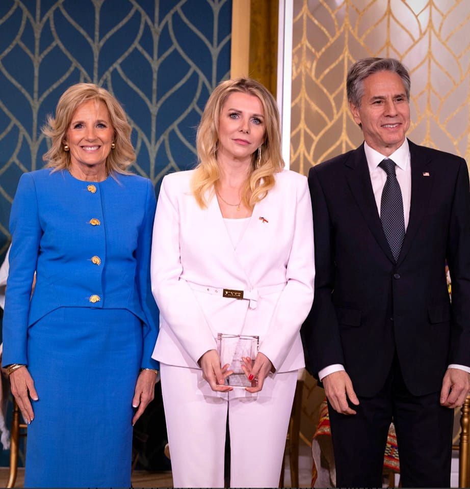 Bianka Zalewska w Departamencie Stanu USA. Obok niej Jill Biden i Antony Blinken