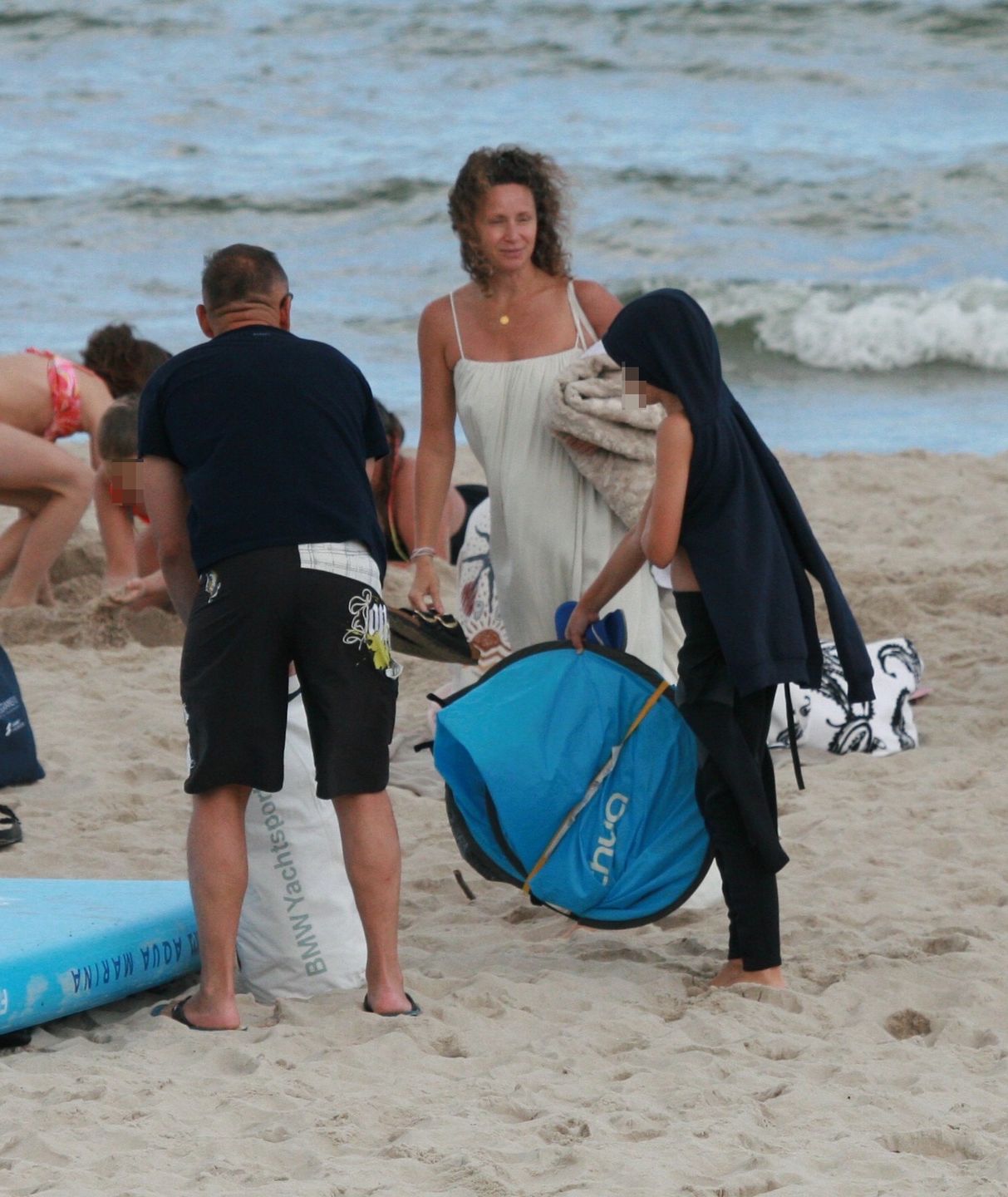 Monika Mrozowska dokazuje na plaży z nowym partnerem 