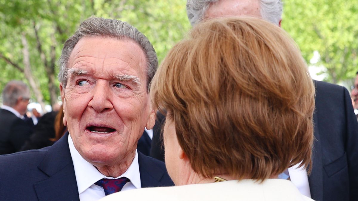 State Ceremony Celebrates 75 Years Of Germany's Basic Law
BERLIN, GERMANY - MAY 23: Former German Chancellor Angela Merkel speaks with Gerhard Schröder (L) during a state ceremony in front of the Chancellery to celebrate the 75th anniversary of Germany's Basic Law (Grundgesetz) on May 23, 2024 in Berlin, Germany. The Basic Law, adopted in 1949 in post-World War II West Germany, is modern Germany's version of a constitution and serves as the legal basis for its political system and the guarantee of fundamental individual rights and freedoms. (Photo by Christian Marquatdt - Pool/Getty Images)
Pool
politik, 230524