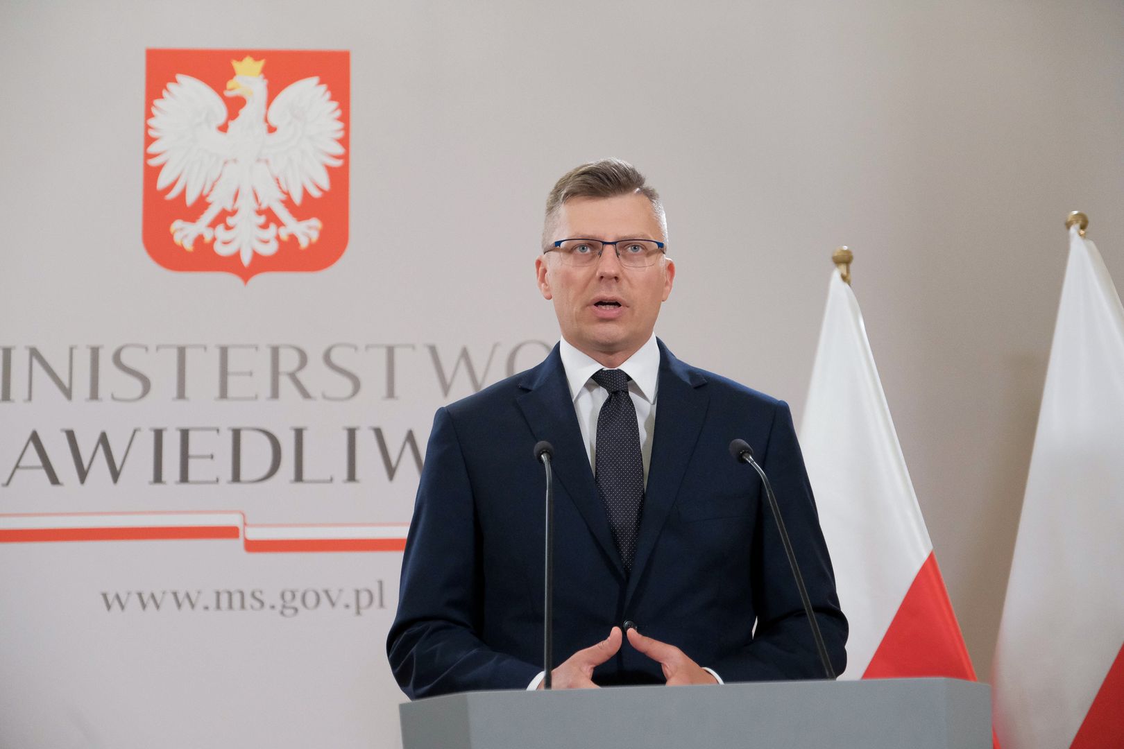 Warszawa, 18.08.2022. Wiceminister sprawiedliwości Marcin Warchoł podczas konferencji prasowej w siedzibie Ministerstwa Sprawiedliwości w Warszawie, 18 bm. (jm) PAP/Mateusz Marek