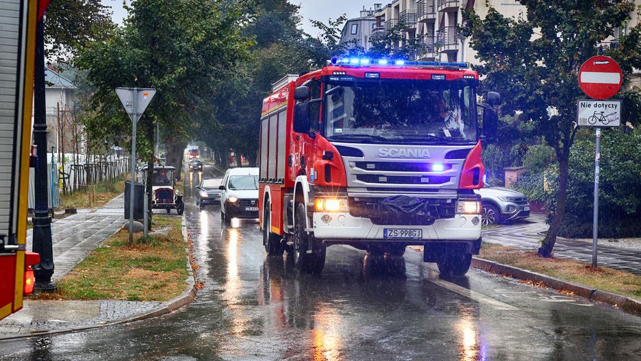 DARSZACH
samochód, straż pożarna, deszcz, powódź, woda, pada, ulewa, pomoc, ratunek, zalanie, wylanie, pojazd, alarm, syrena, skrzyżowanie, pożar, alarmowo, strażak, wóz strażacki, szybko, funkcjonariusz, straż, pożarna, drabina, kosz, straży pożarnej, na sygnale, czerwony, mundur, kask, ludzie, piana, dym, alarmowa, ludzi, 911, strazacki, awaryjny