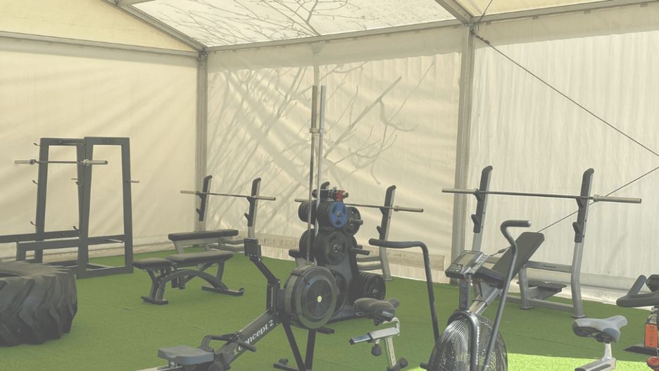 Warszawa. Zdesperowane kluby fitness wynoszą na zewnątrz urządzenia do ćwiczeń. Byle tylko się zaczęło. Bo na świeżym powietrzu sport wolno uprawiać od 1 maja