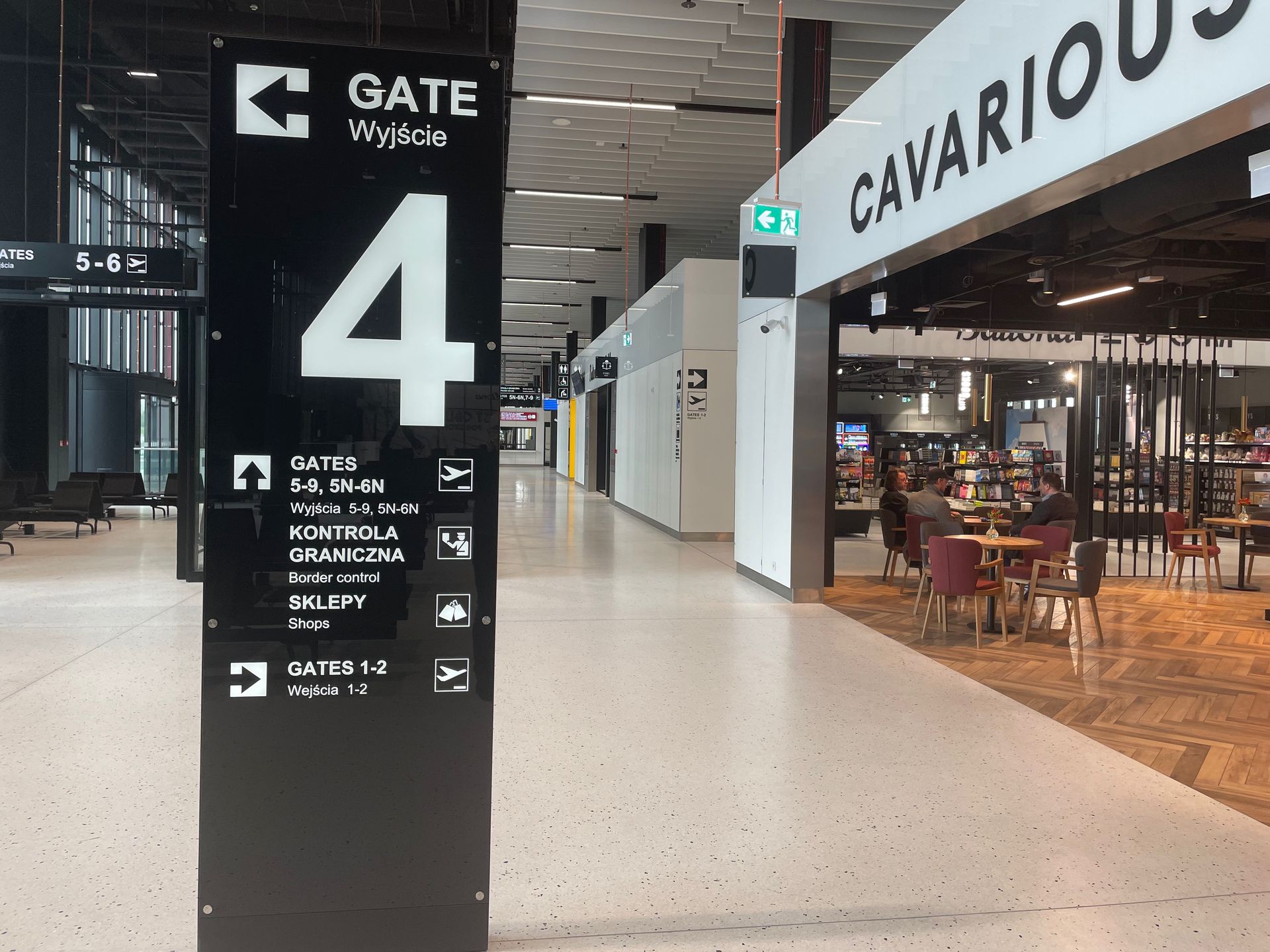 Oznaczenia w hali lotniska są wyraźne i dobrze widoczne