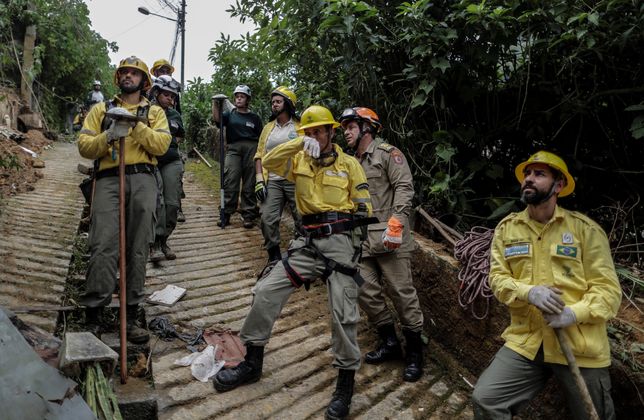 Storm leaves more than fifty dead in imperial city of Brazilepa09763779 Firefighters observe the rescue of a person victim of heavy rains, in Petropolis, Brazil, 16 February 2022.  Petropolis was devastated by the rains that have left more than fifty dead, thousands of homeless people and an unknown number of disappeared.  EPA/Antonio Lacerda Dostawca: PAP/EPA.Antonio Lacerda