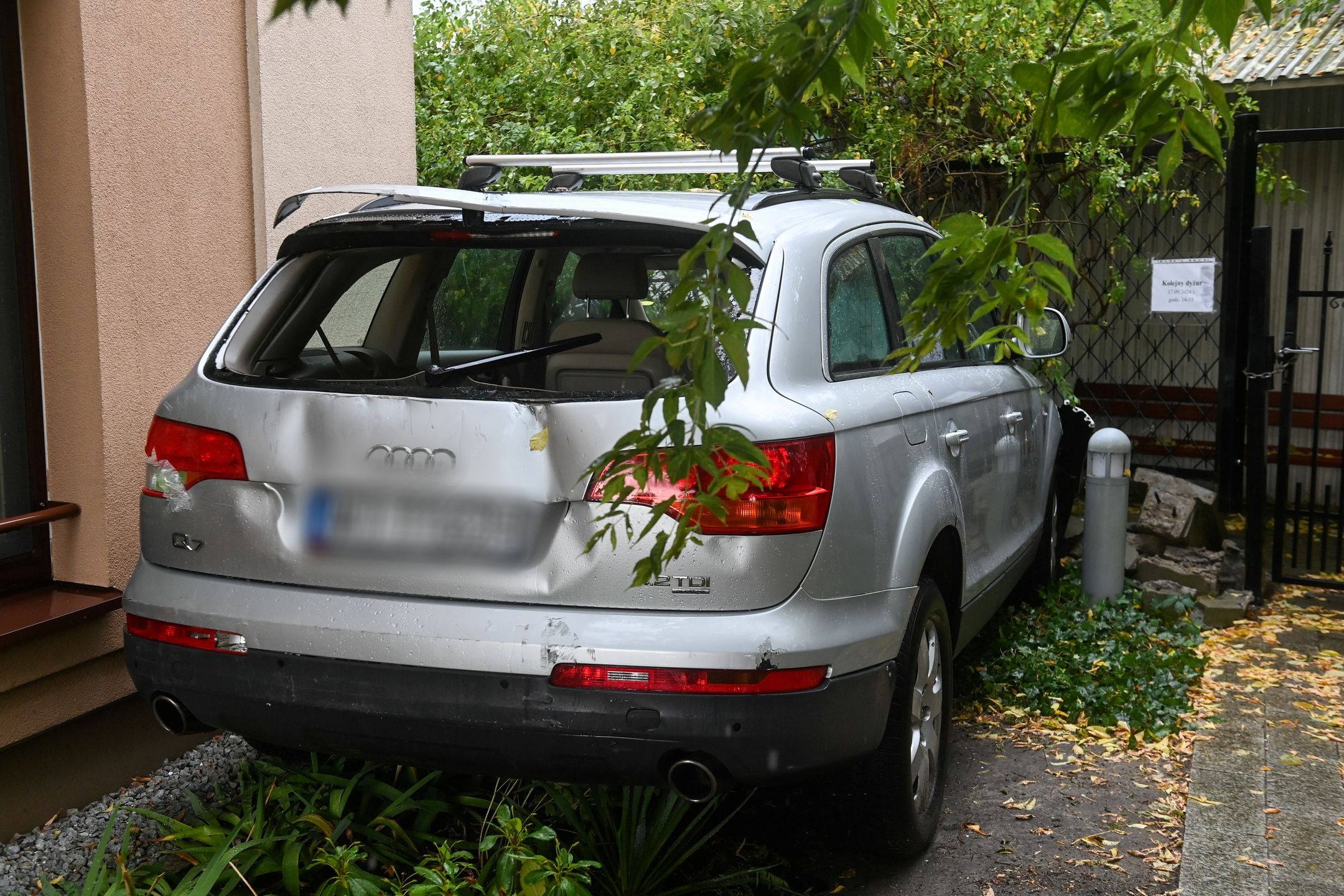 Warszawa, 19.08.2024. Samochód wjechał w budynek przychodni w warszawskim Wilanowie, 19 bm. Jak donoszą media, pojazdem kierował satyryk Jan Pietrzak, 87-latek był trzeźwy. (ad) PAP/Piotr Nowak