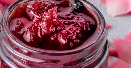 Mało kto wie, że jest jadalna, a ja co roku robię dżem z magnolii. Różany może się przy nim schować