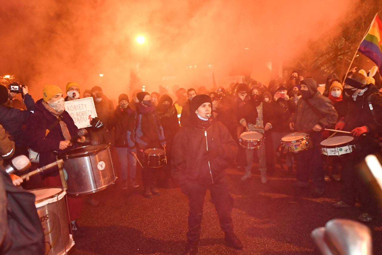 Warszawa. Strajk Kobiet. Atak na policję i obrońców Kościoła. Poleciały śnieżki