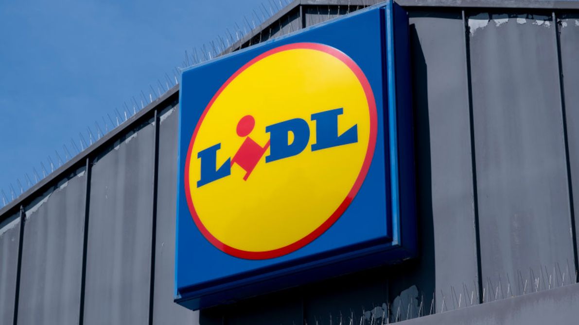 Lidl z ciepłą odzieżą i świątecznymi motywami.
