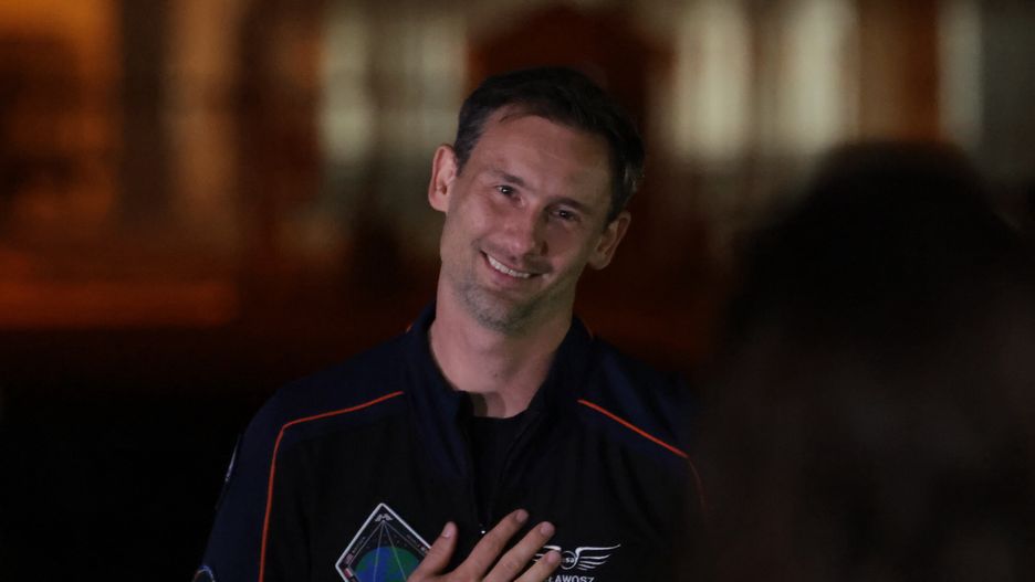 Floryda, 25.06.2025. Polski astronauta Sławosz Uznański-Wiśniewski podczas pożegnania astronautów w Centrum Kosmicznym Johna F. Kennedy?ego na przylądku Canaveral w amerykańskim stanie Floryda, 25 bm. Trwają przygotowania do wystrzelenia rakiety Falcon 9 z kapsułą Crew Dragon, która w ramach misji Axiom-4 ma zabrać czwórkę astronautów, w tym Sławosza Uznańskiego-Wiśniewskiego na Międzynarodową Stację Kosmiczną (ISS). (sko) PAP/Leszek Szymański