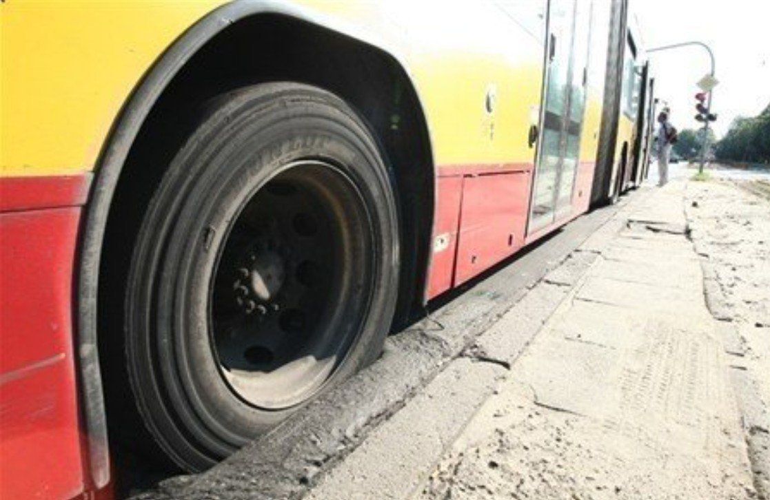 Łódź: Upały. Przegubowy autobus MPK zatonął w asfalcie na ul. Wojska Polskiego
