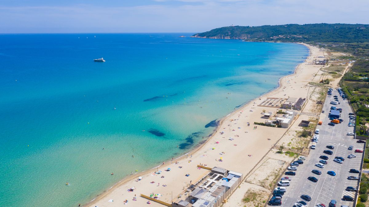 Na zdjęciu plaża w Saint-Tropez