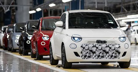 Miał być tylko elektryk, jest wersja spalinowa. Fiat 500 wraca do gry