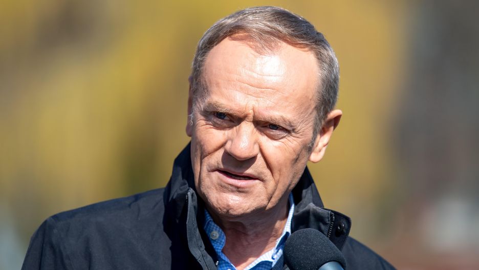 Donald Tusk osiągnął wiek emerytalny. Na pieniądze nie powinien narzekać