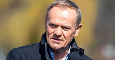 Donald Tusk osiągnął wiek emerytalny. Na pieniądze nie powinien narzekać