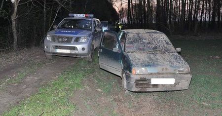 Skradzionym sąsiadowi cinquecento uciekali przed policjantami. Młody kierowca był pijany