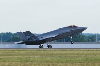 F-35 nad Polską. Oto trasa i godziny przelotu supermyśliwców