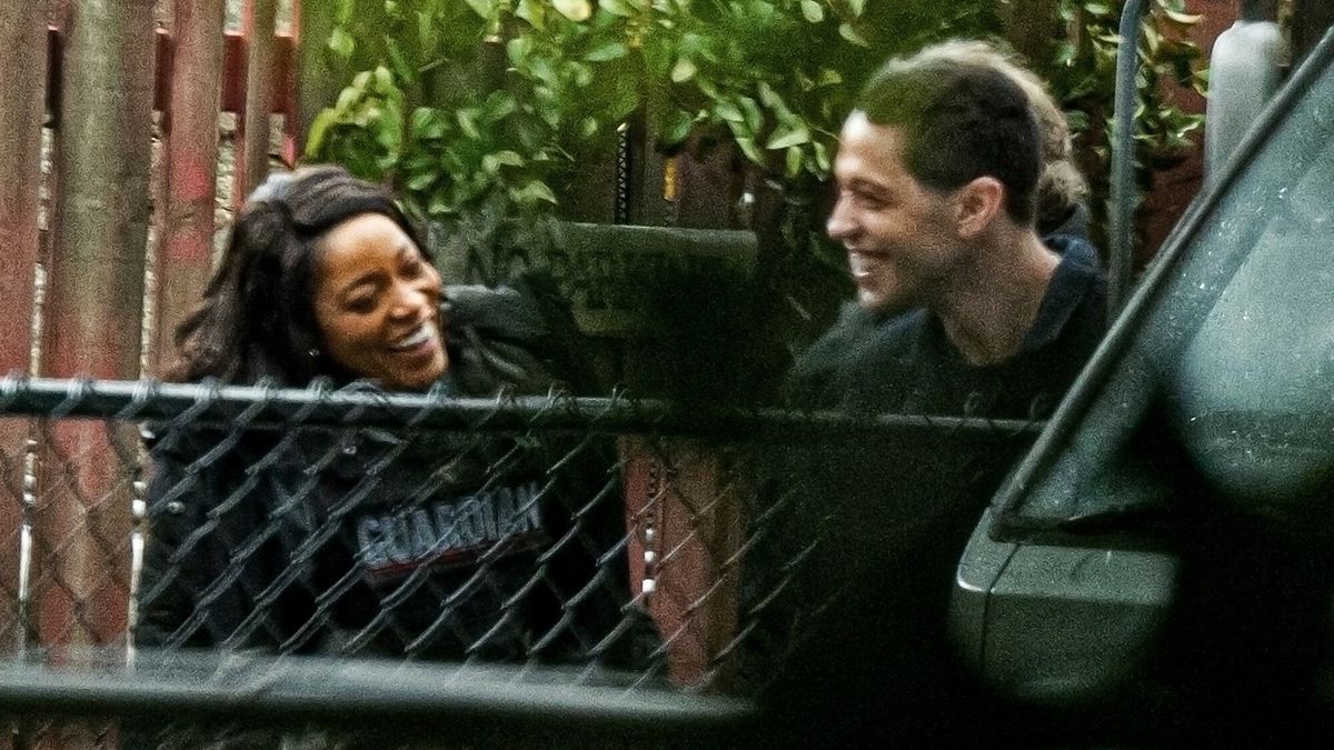 Eddie Murphy na planie filmowym
Atlanta, GA  - *EXCLUSIVE*  - Comedian Pete Davidson joins fellow SNL alum Eddie Murphy and actress Keke Palmer on the set of 'The Pickup filming in Atlanta.

In the movie Murphy plays a guy who becomes smitten with a woman and finds himself mixed up in a heist attempt.  Tim Story is directing the heist comedy for Amazon MGM Studios.

Pictured: Pete Davidson  Eddie Murphy   Keke Palmer

BACKGRID USA 7 MARCH 2024 

BYLINE MUST READ: OG / BACKGRID

USA: +1 310 798 9111 / usasales@backgrid.com

UK: +44 208 344 2007 / uksales@backgrid.com

*UK Clients - Pictures Containing Children
Please Pixelate Face Prior To Publication*
QUEN, LYNX20