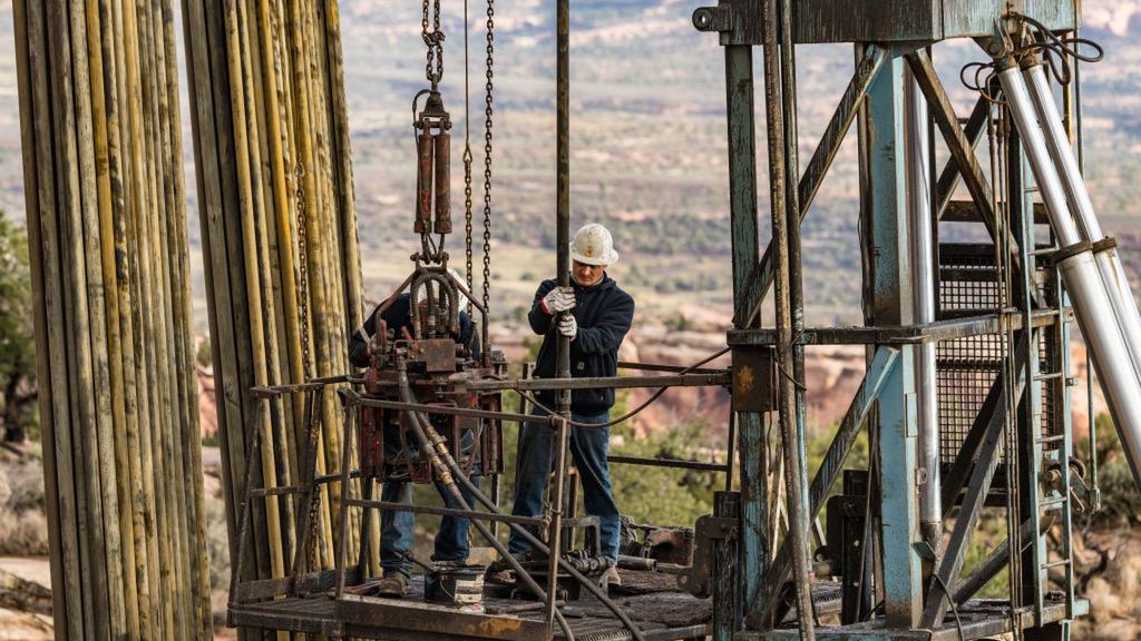 Na zdjęciu żuraw w rafinerii