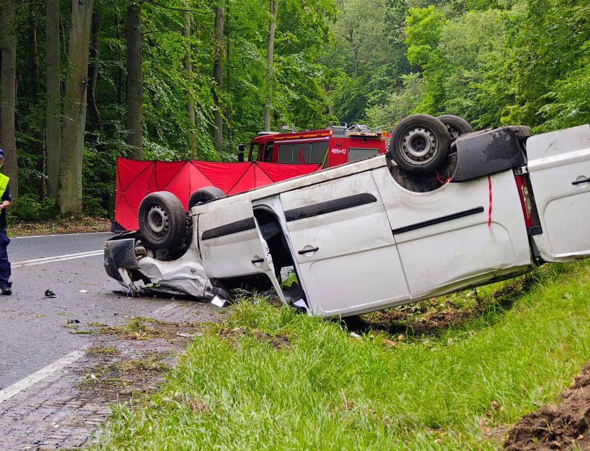 Zachodniopomorskie: auto dostawcze dachowało. Kierowca zginął