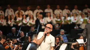 Wyjątkowy koncert w NOSPR. Wirtualny Sting, Kwiat Jabłoni, Artur Rojek... na scenie z małymi pacjentami.  20-lecie Fundacji ISKIERKA