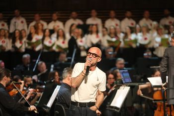 Wyjątkowy koncert w NOSPR. Wirtualny Sting, Kwiat Jabłoni, Artur Rojek... na scenie z małymi pacjentami.  20-lecie Fundacji ISKIERKA