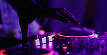 Koronawirus na imprezach. Zakażeni DJ-e, imprezowicze na kwarantannie