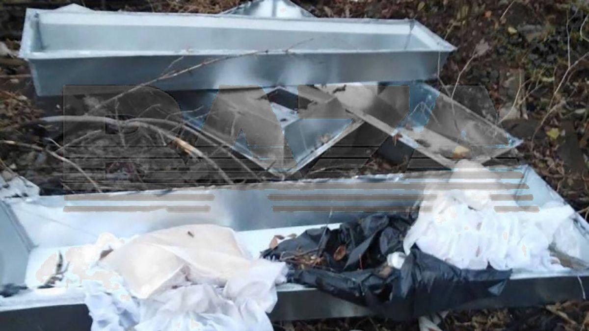 Media społecznościowe obiegło zdjęcie cynkowych trumien wyrzuconych na wysypisko śmieci