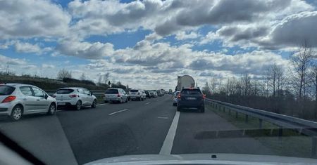 Pożar samochodu na S12 w Panieńszczyźnie. Droga zablokowana na kilka godzin