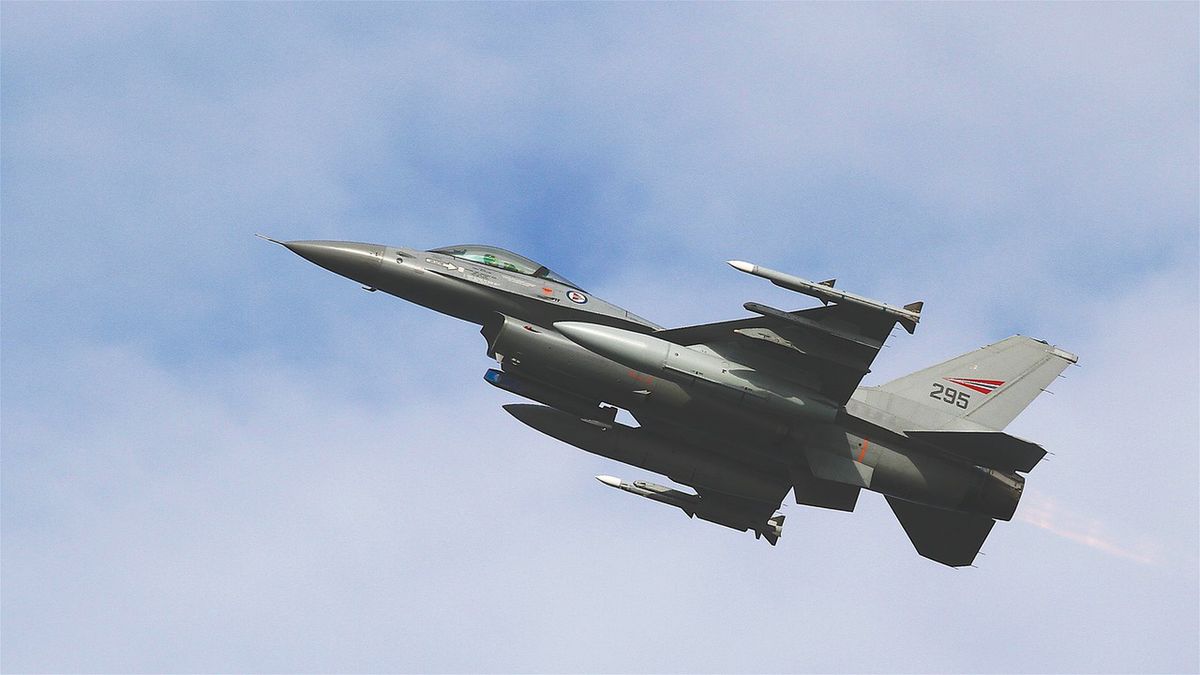 Dowództwo Operacyjne Rodzajów Sił Zbrojnych poinformowało o poderwaniu dwóch par myśliwców F-16 oraz sojuszniczego tankowca powietrznego. Ma to związek z "intensywną aktywnością lotnictwa dalekiego zasięgu Federacji Rosyjskiej".