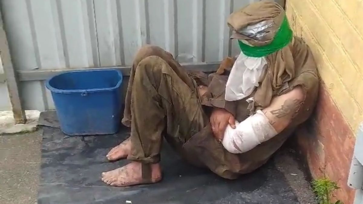 Rosyjski jeniec złapany w Ukrainie ma na ręce symbol SS Totenkopf