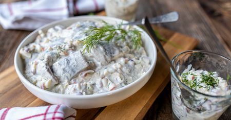 Zamiast do sosu, dodaj do śledzi. Ten zielony dodatek świetnie podkręci smak