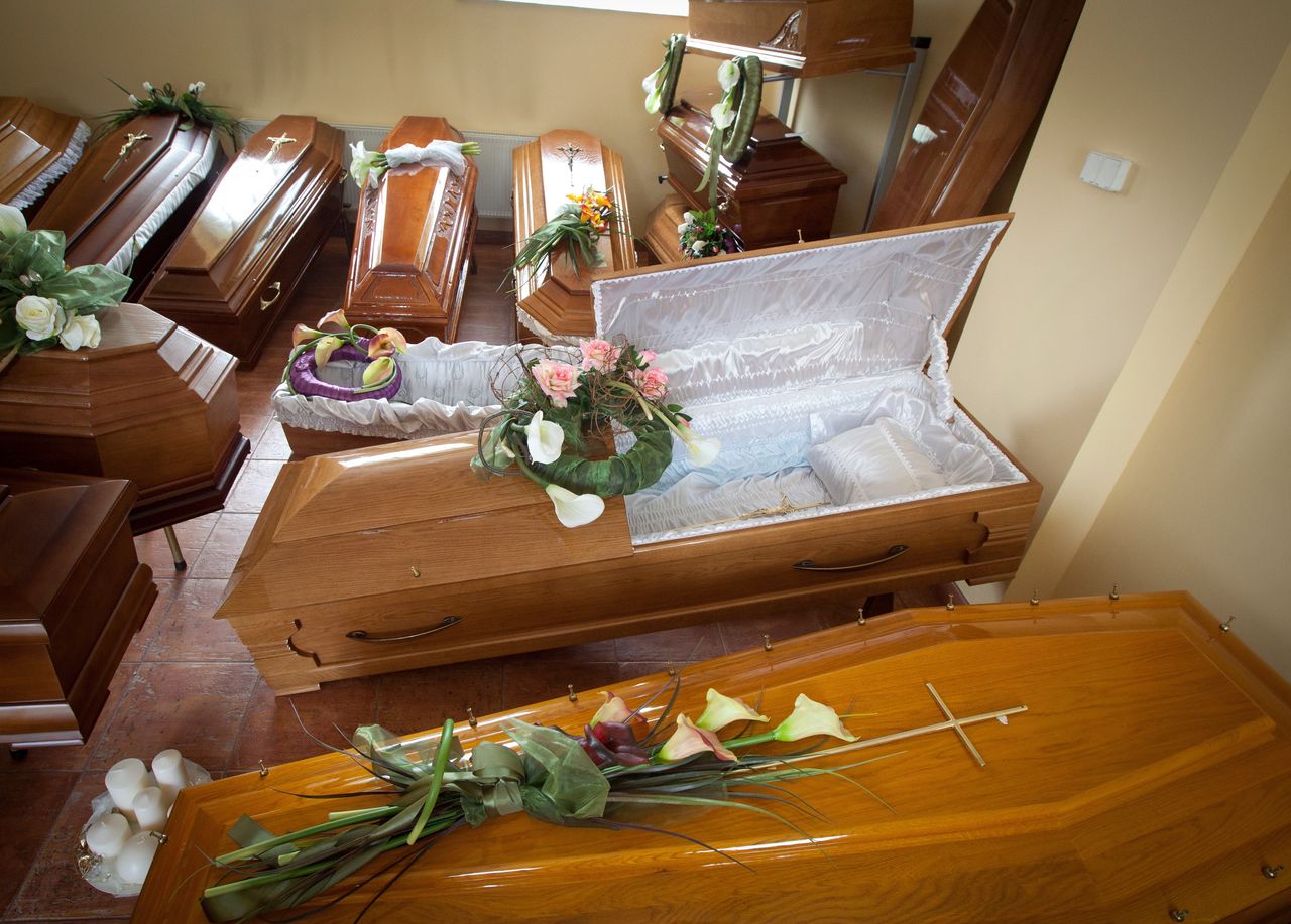 Sfingował własną śmierć, żeby dać nauczkę rodzinie. Na pogrzeb przyleciał helikopterem