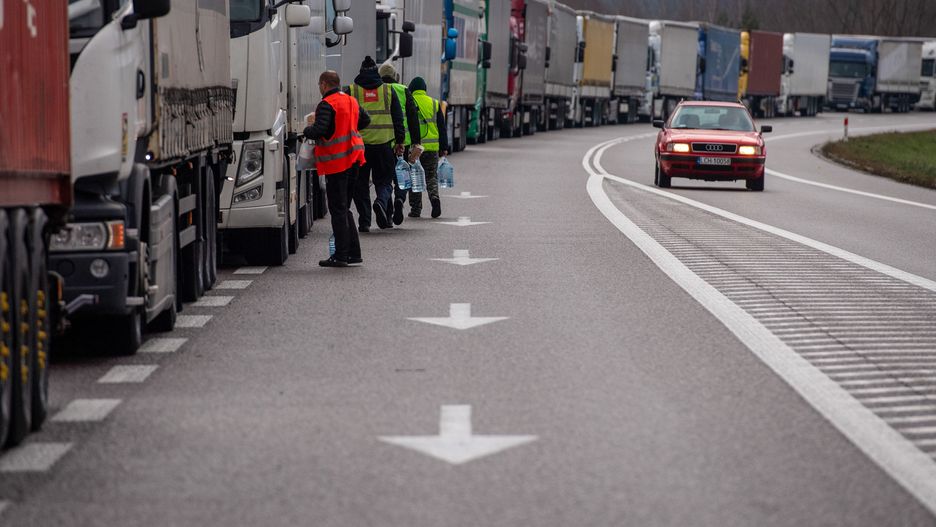 Dorohusk, 25.11.2023. Kolejka ciężarówek, oczekujących na przekroczenie polsko-ukraińskiej granicy w Dorohusku, 25 bm. Trwa strajk przewoźników na granicy z Ukrainą. Protestujący domagają się m.in. wprowadzenia zezwoleń komercyjnych dla firm ukraińskich na przewóz rzeczy, z wyłączeniem pomocy humanitarnej i zaopatrzenia dla wojska ukraińskiego, zawieszenie licencji dla firm, które powstały po wybuchu wojny na Ukrainie i przeprowadzenie ich kontroli. Jest też postulat dotyczący likwidacji tzw. elektronicznej kolejki po stronie ukraińskiej. (wj/amb) PAP/Wojtek Jargiło