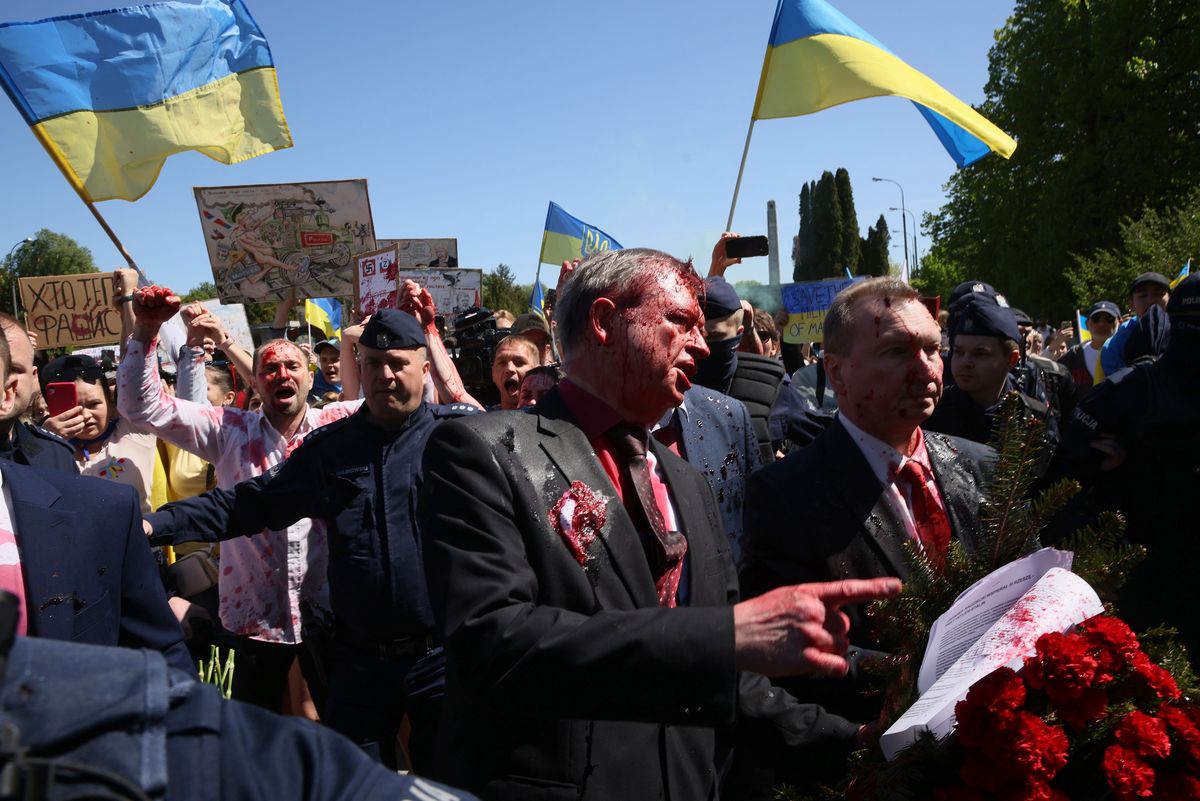 Siergiej Andriejew został oblany czerwoną farbą w Warszawie