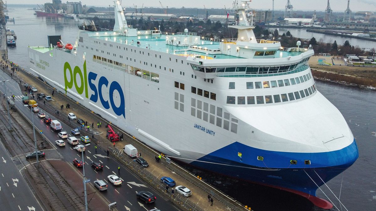 prom Jantar Unity
Marcin Bielecki
Jantar Unity, morze, port, prom, statek, bateryjny, bulwar, chrzest, emisja, olej nap�dowy, system