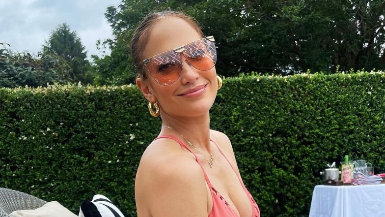 Jennifer Lopez przyłapana, wyginając się w bikini. Niezła forma?