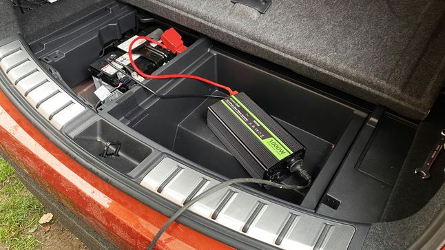 Samochody z akumulatorem z tyłu i schowkami pod podłogą bagażnika są idealne do okazjonalnego użycia przetwornicy. W tym przypadku jest to Lexus NX