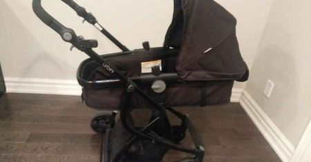 Młoda mama chciała sprzedać wózek dziecięcy. Padła ofiarą oszustów