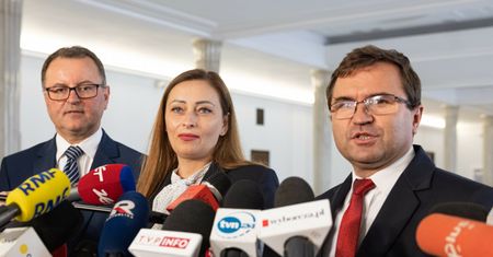 Odchodzących posłów PiS czeka "polityczna śmierć"? "PiS jak organizacja mafijna, używa kija i marchewki"