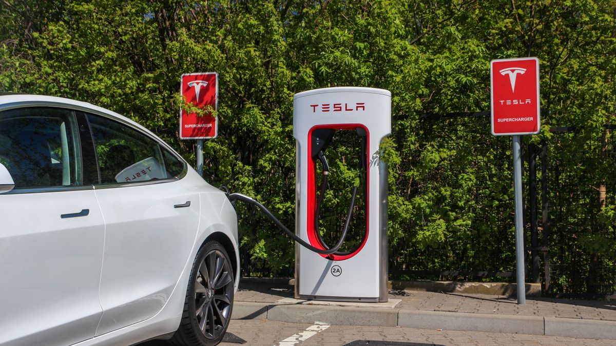 Dziś na superchargerze można ładować tylko tesle. Wiemy, że się to zmieni