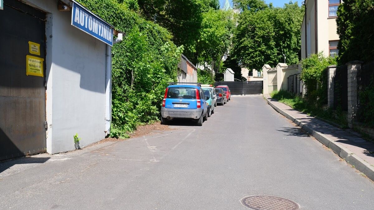 Samochody zaparkowane na ul. Misjonarskiej