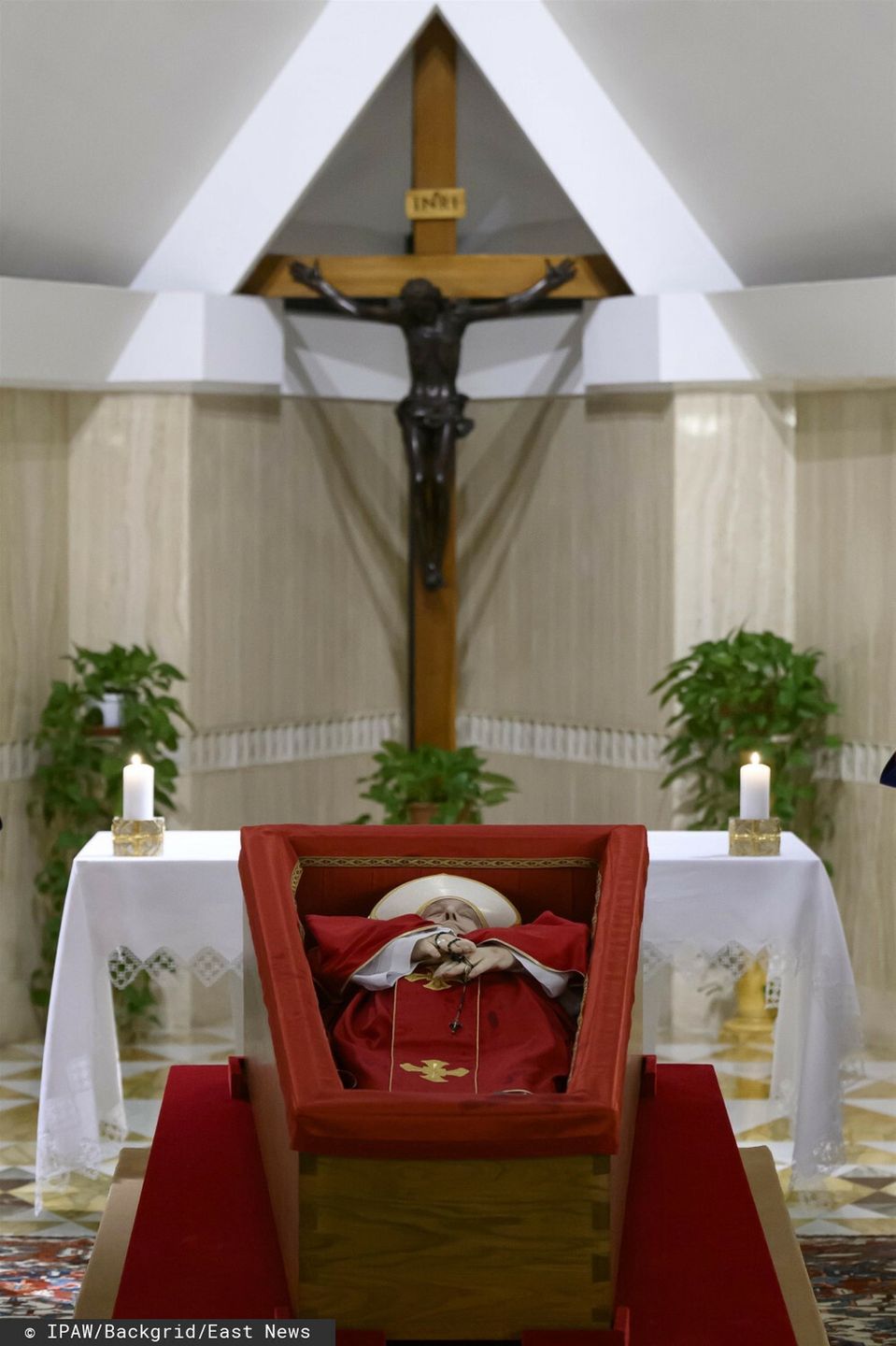 Trumna z ciałem papieża Franciszka w Domu Św. Marty w Watykanie