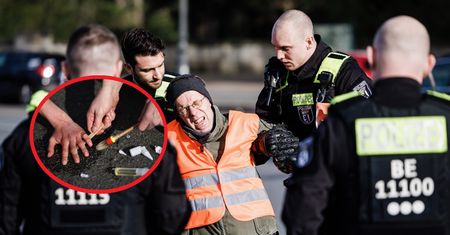 Chaos w Berlinie. Blokują ulice, przyklejają się do asfaltu