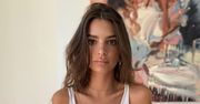 Emily Ratajkowski włożyła sukienkę z siateczki. Ciało zasłoniła połyskującą bielizną
