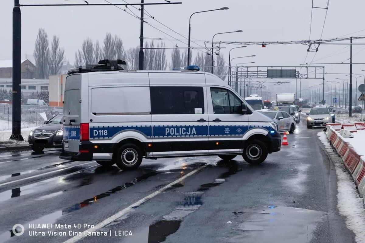 Zderzenie volvo z audi na skrzyżowaniu al. Unii Lubelskiej z ul. Zamojską w Lublinie